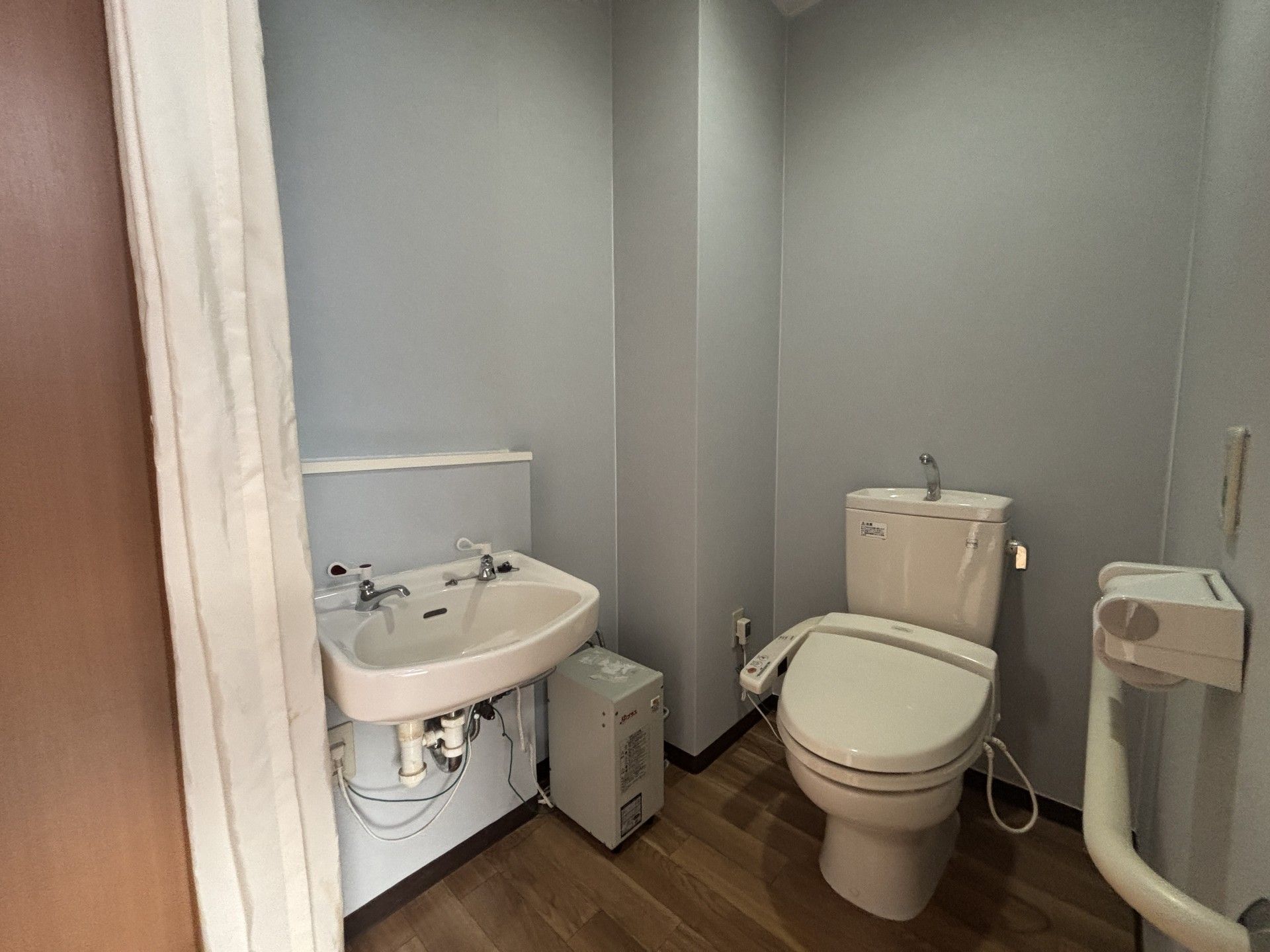 清潔なトイレと洗面台