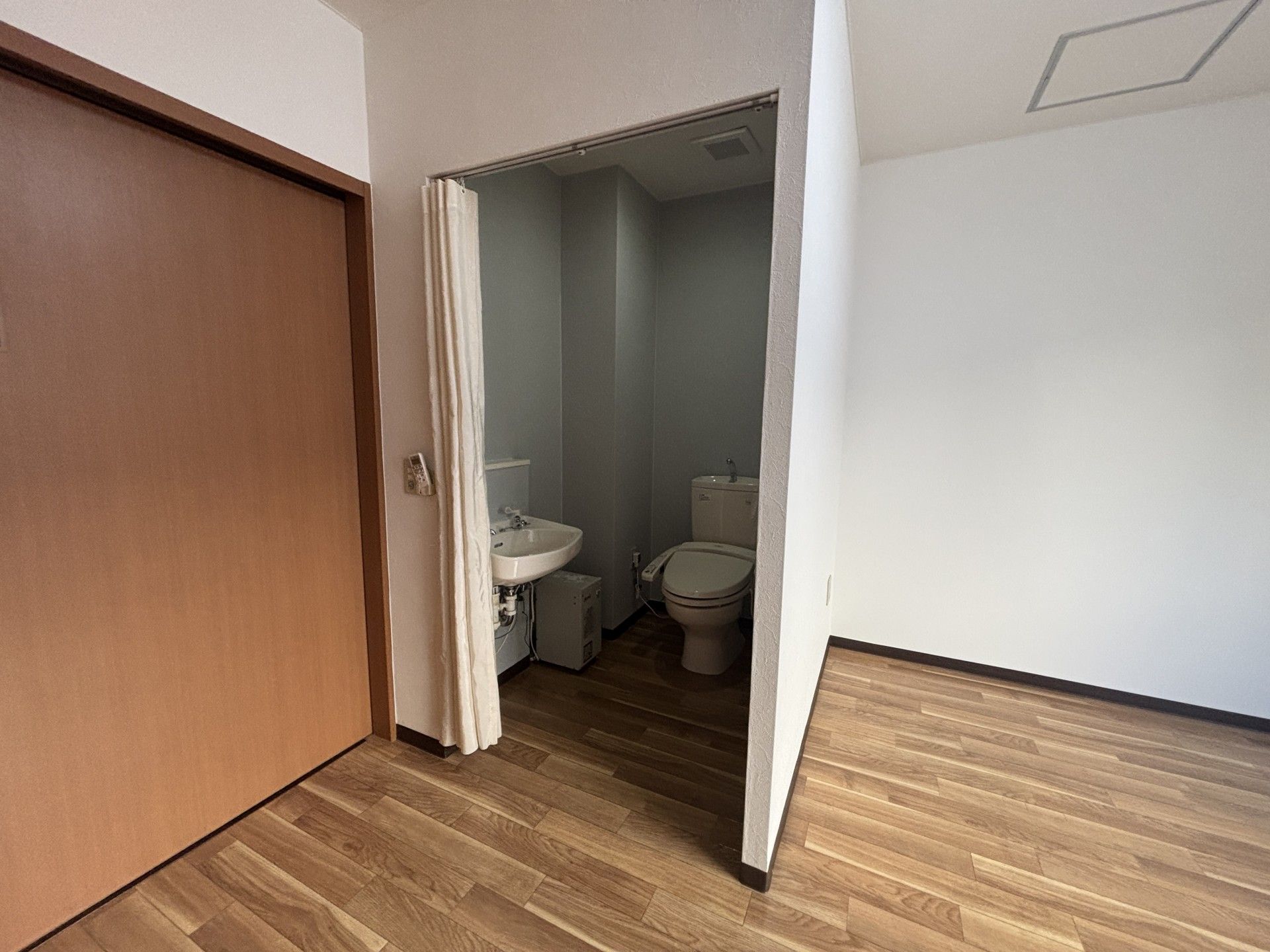 清潔なトイレと洗面所
