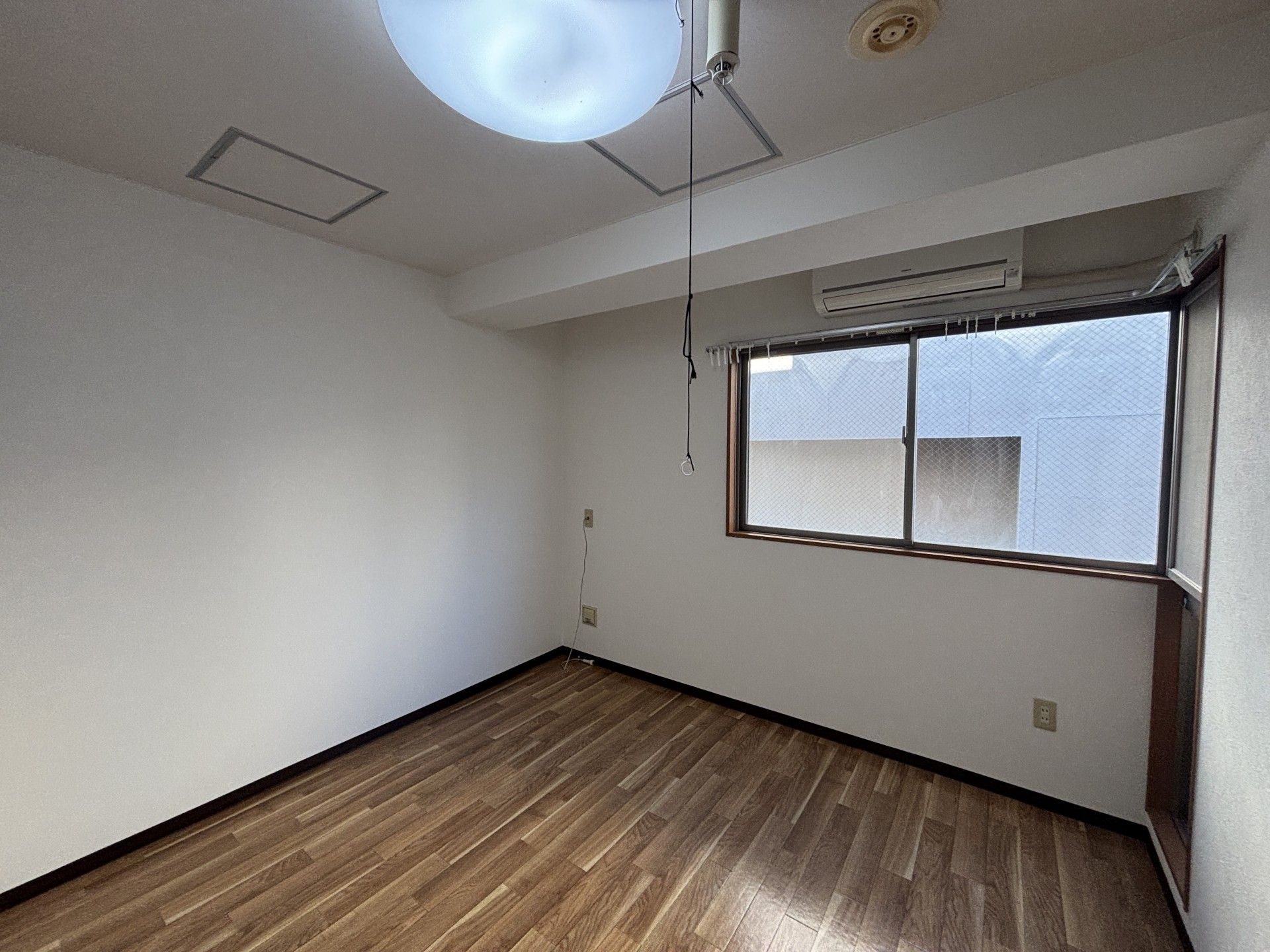 窓のあるシンプルな部屋
