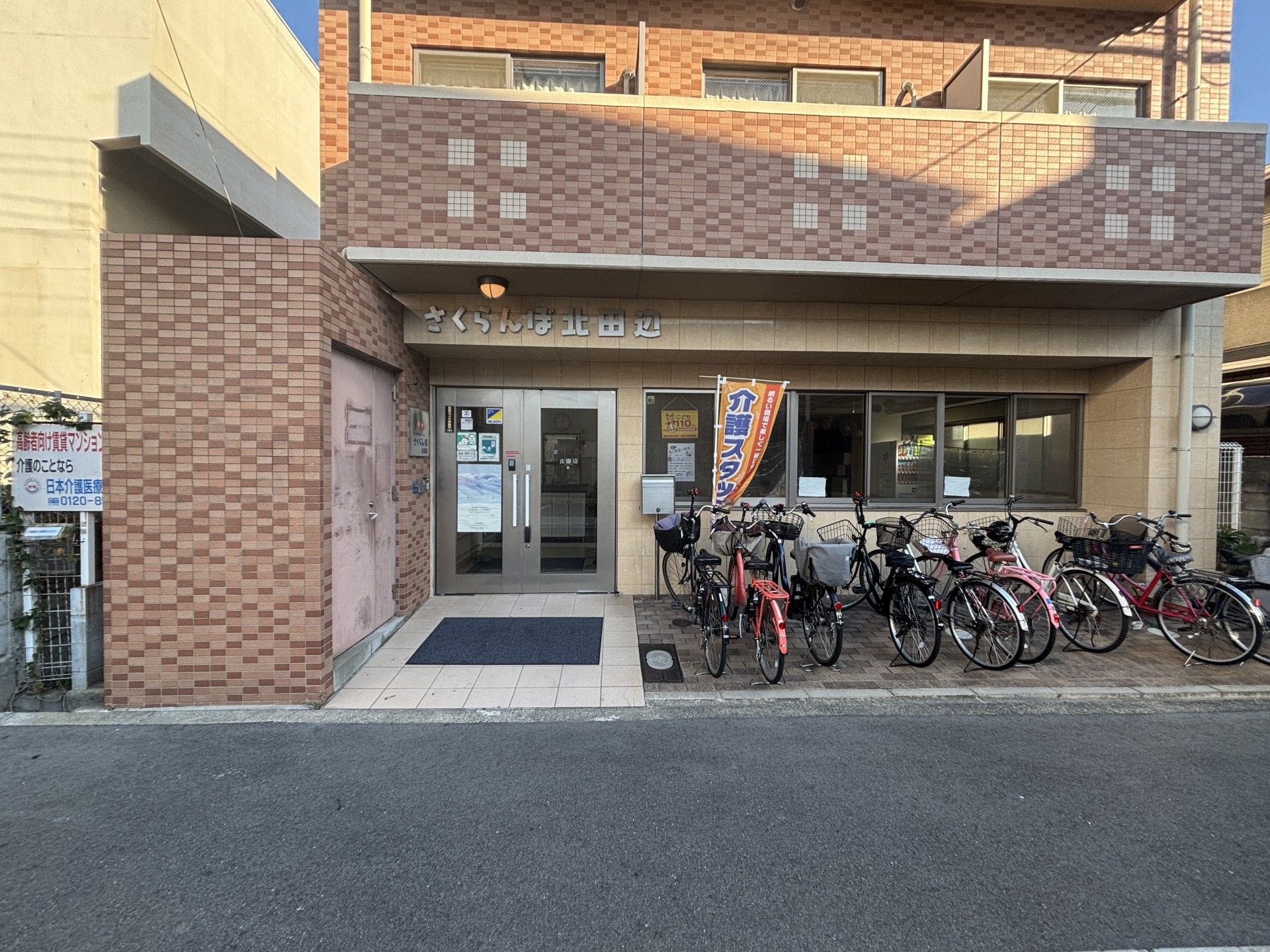 自転車が並ぶ建物の入口