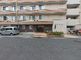 広い通りに面した建物の外観