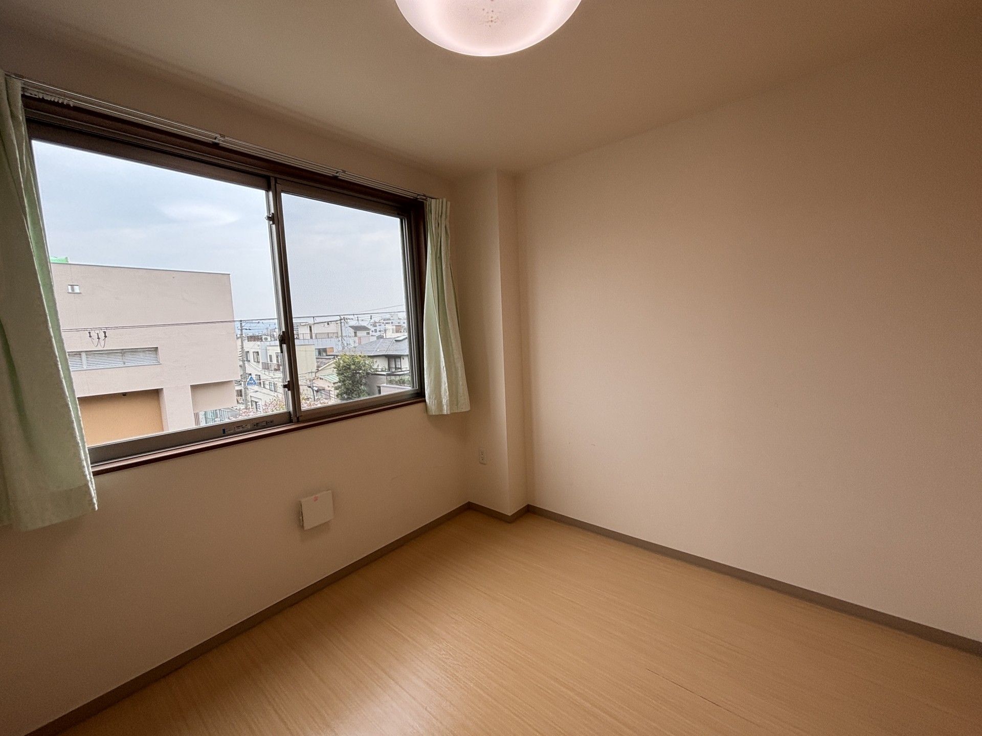 窓のある明るい部屋