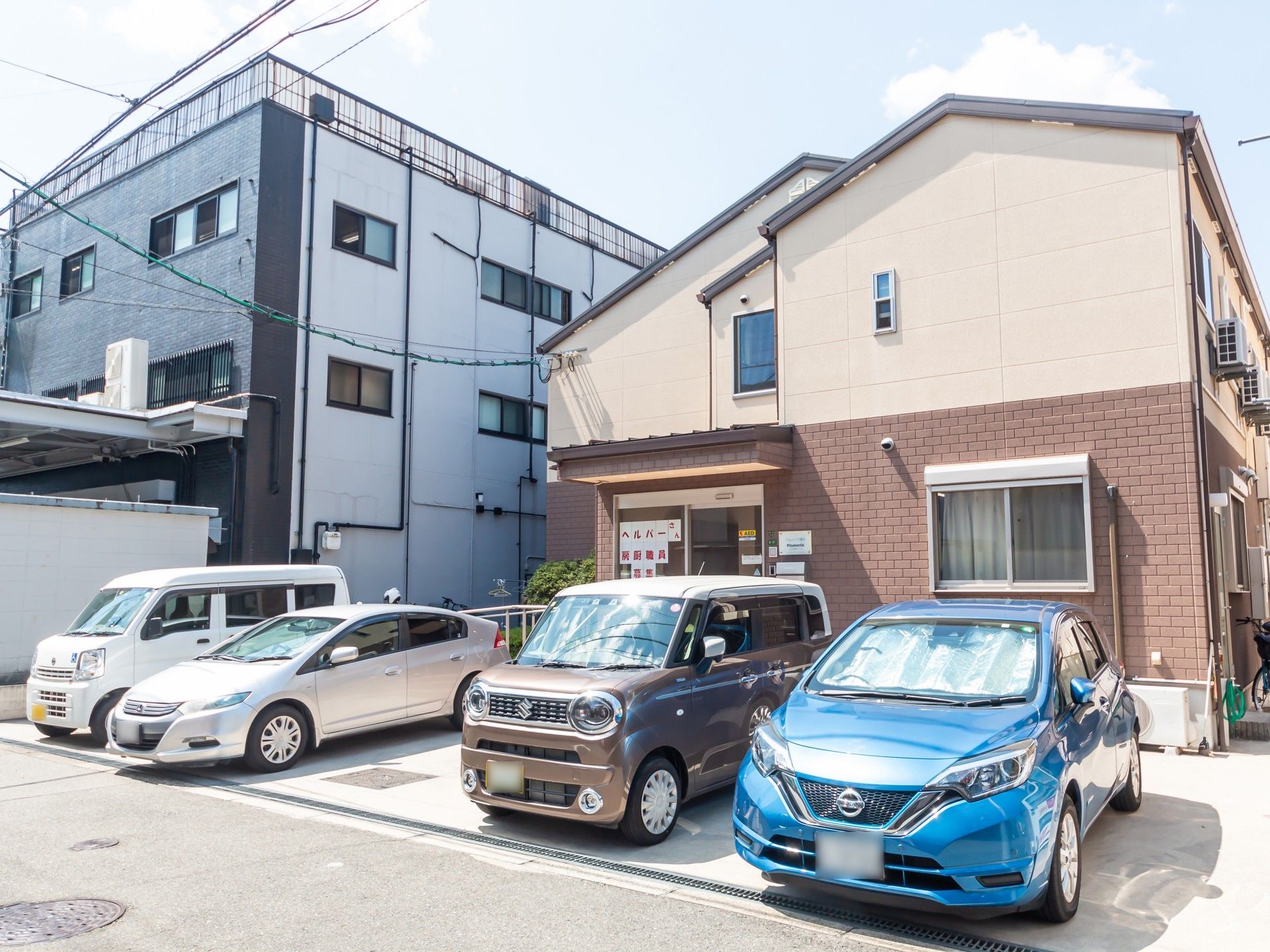 明るい外観の建物前面