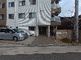 建物の外観と駐車場