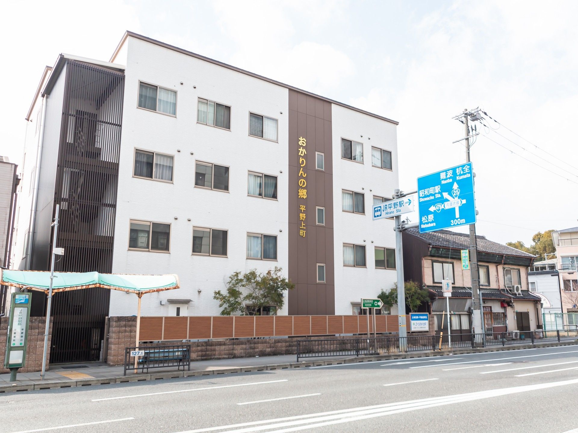 通り沿いの建物外観