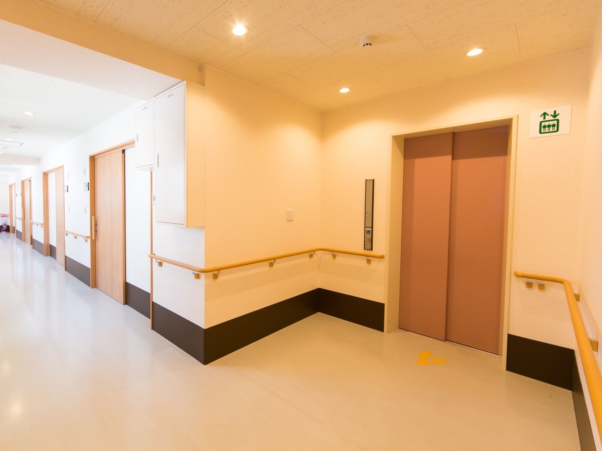 通路の一角が広くなっており、エレベーターが設置されている。エレベーターであることが図で示されており、わかりやすい。