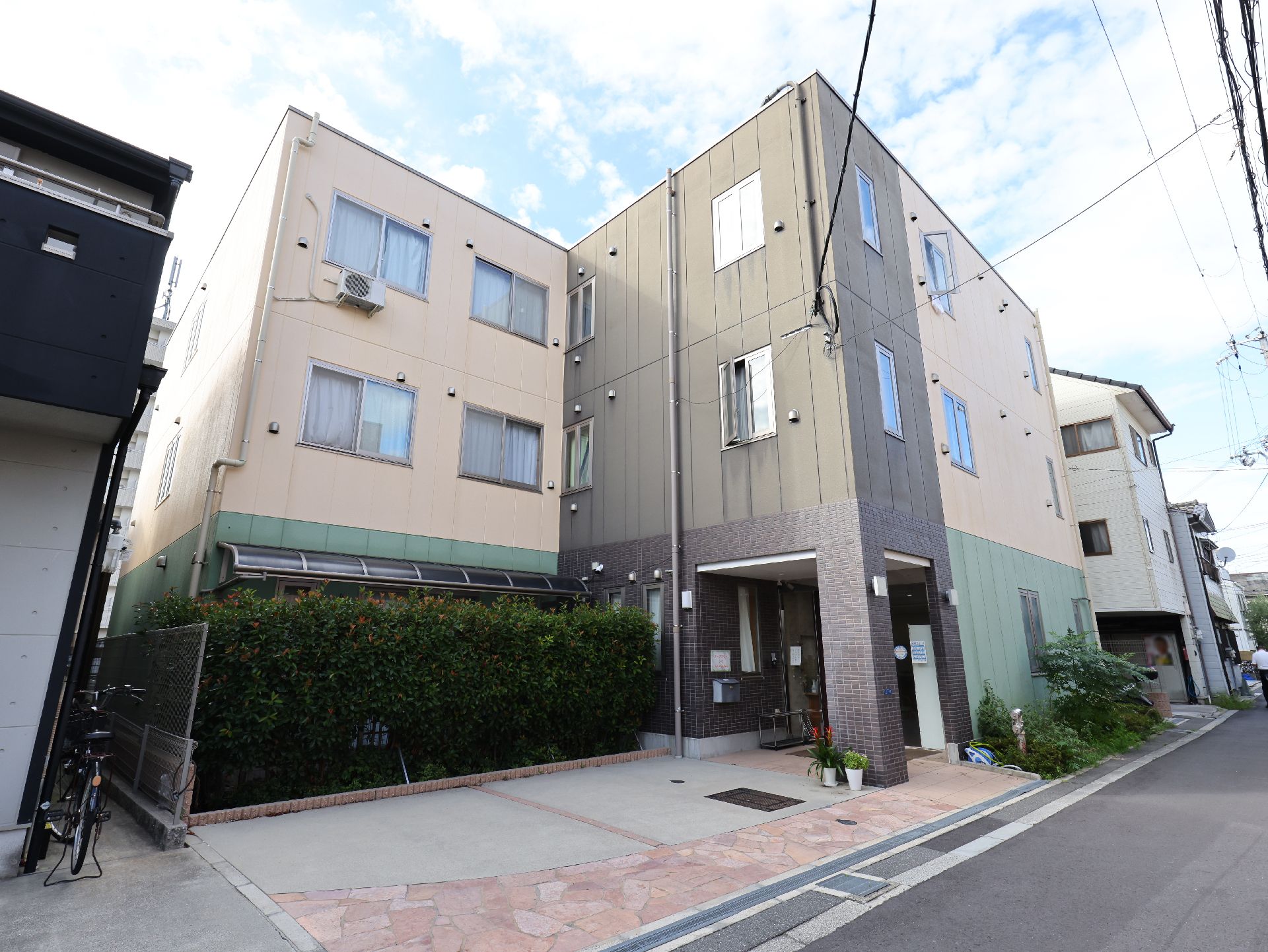 統一感のある落ち着いた色合いの老人ホームの外観