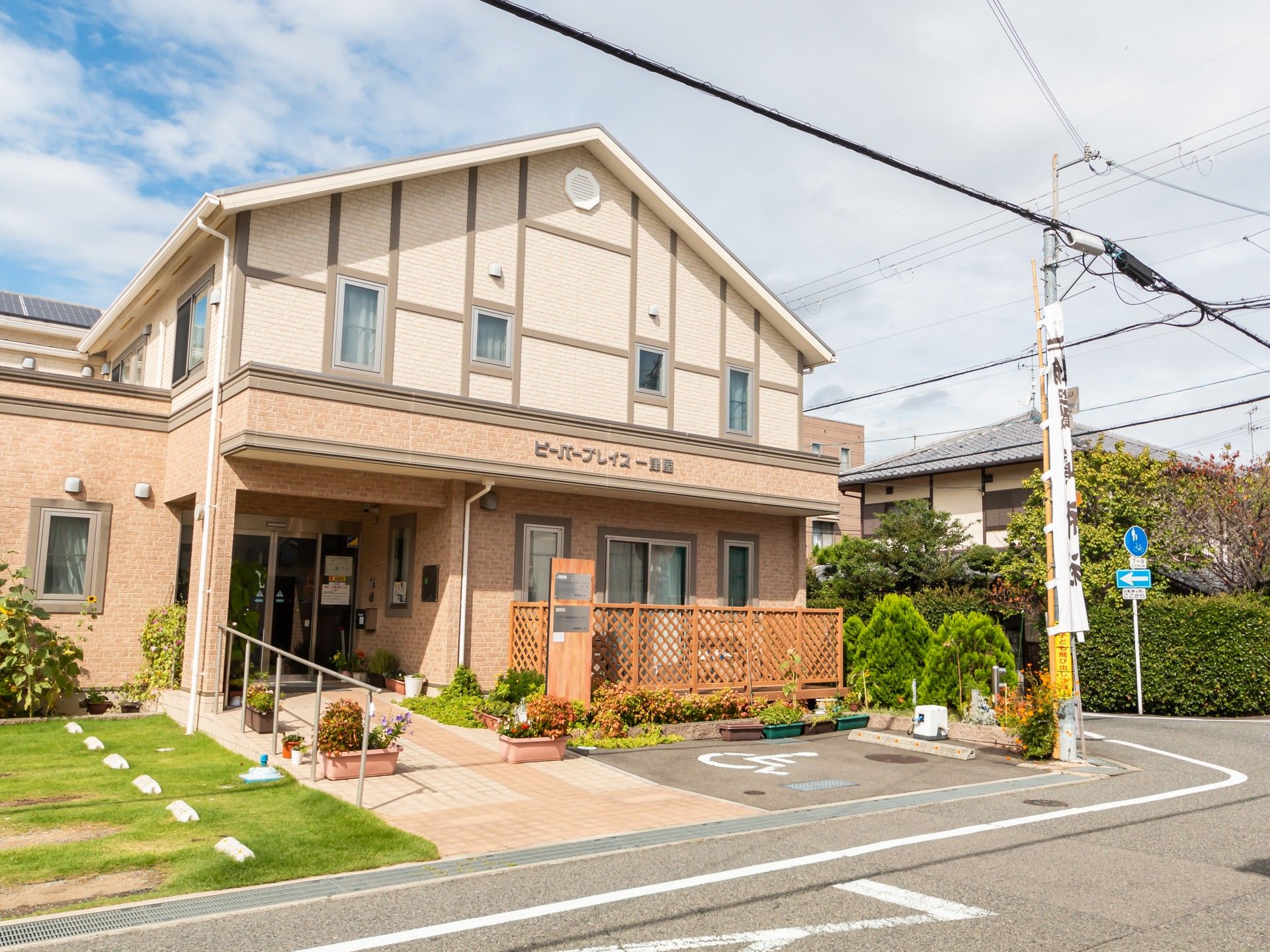 明るい外観の施設入口