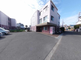 静かな住宅街に位置する外観