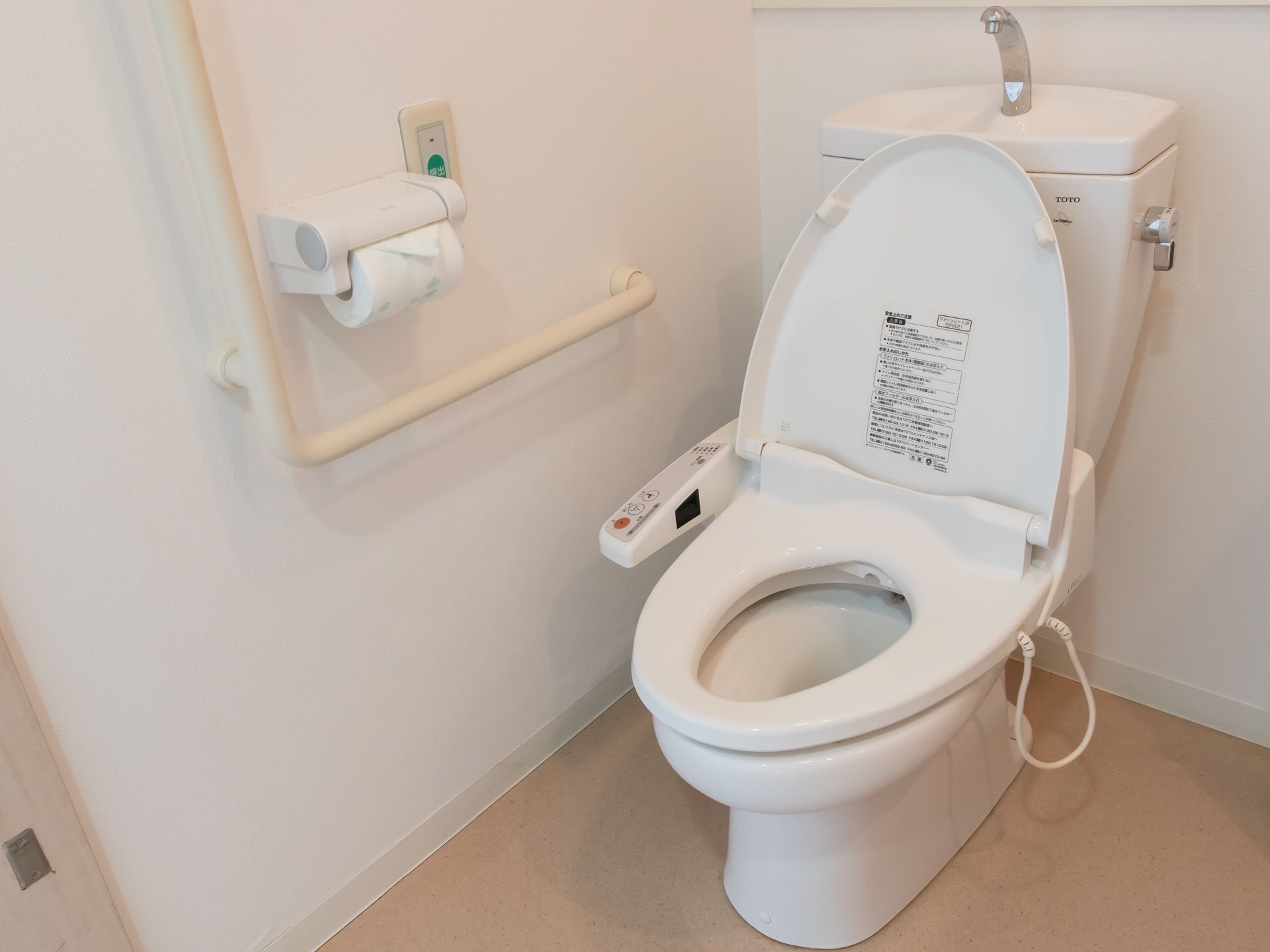 白を基調とした明るいトイレである。温水洗浄便座や支えになるＬ字型の手すり、ナースコールが完備されている。