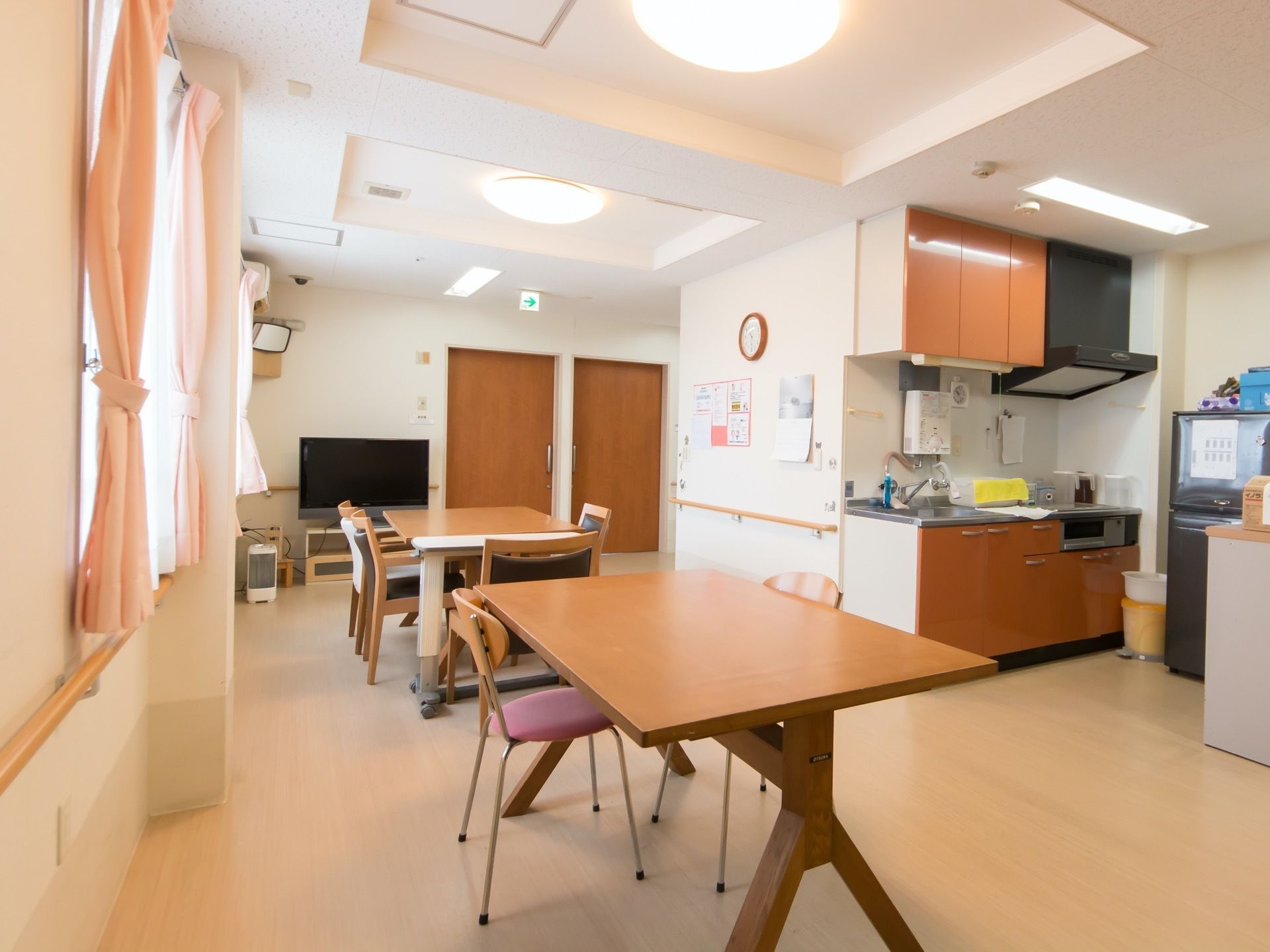 広々とした食堂にはキッチンが併設されている。いつもできたてのおいしい食事を提供することが可能である。