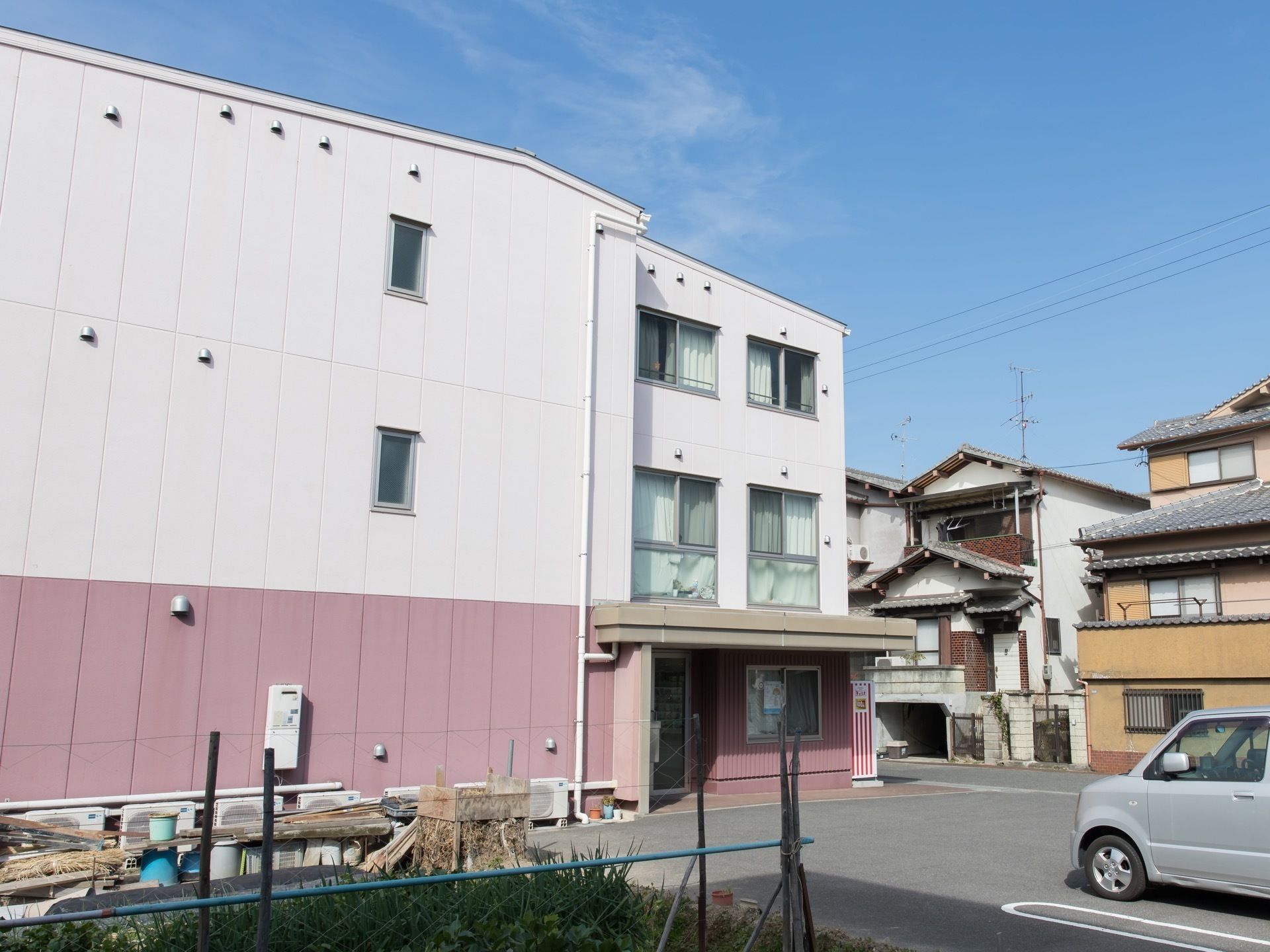 建物の正面に整備された駐車場がある。周辺は民家のため環境は静かで、ゆったりと毎日をお過ごしいただける。