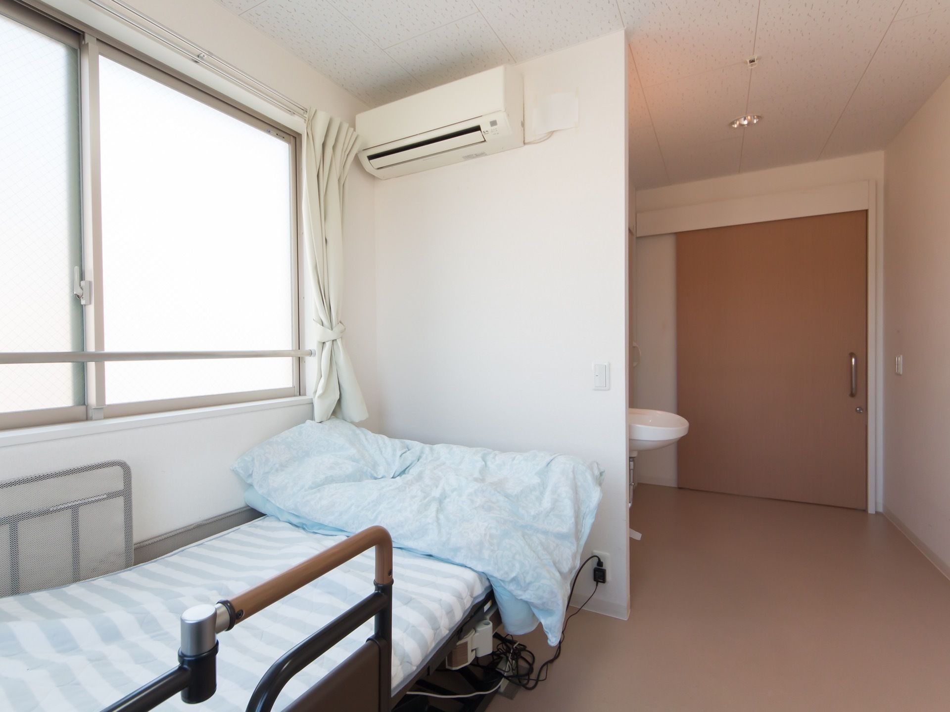 大きな窓があり、日当たりの良い部屋である。スライド式の大きな扉で、車椅子のままでも出入りしやすい。室内には洗面台とエアコンが完備されている。