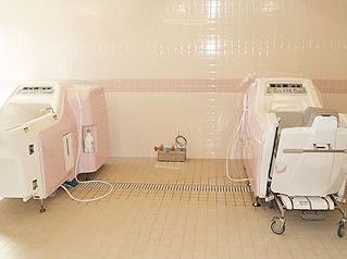 介護浴槽が写っている写真。チェアイン型の介護浴槽が２台写っている