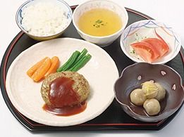 ごはん、味噌汁、野菜のおかずがそろっているバランスよい食事の写真
