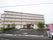 施設は５階建てで、敷地内には広い駐車スペースが設けられている。玄関前には、オレンジ色の屋根も設置されている。