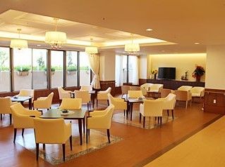 リビングには椅子や丸机が並んでいる。窓の外には景色が写っているのが分かる