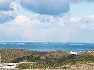 青空が広がる景色。大阪湾を望む高台からの景色が写っている写真