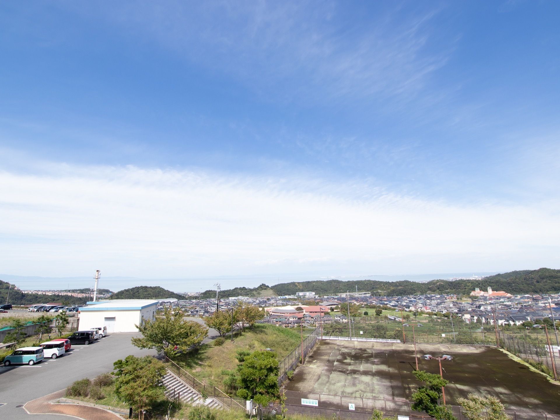 施設の周りには自然も多く、ゆったりと過ごすことができる環境である。外の風を感じながら気分転換することができる。