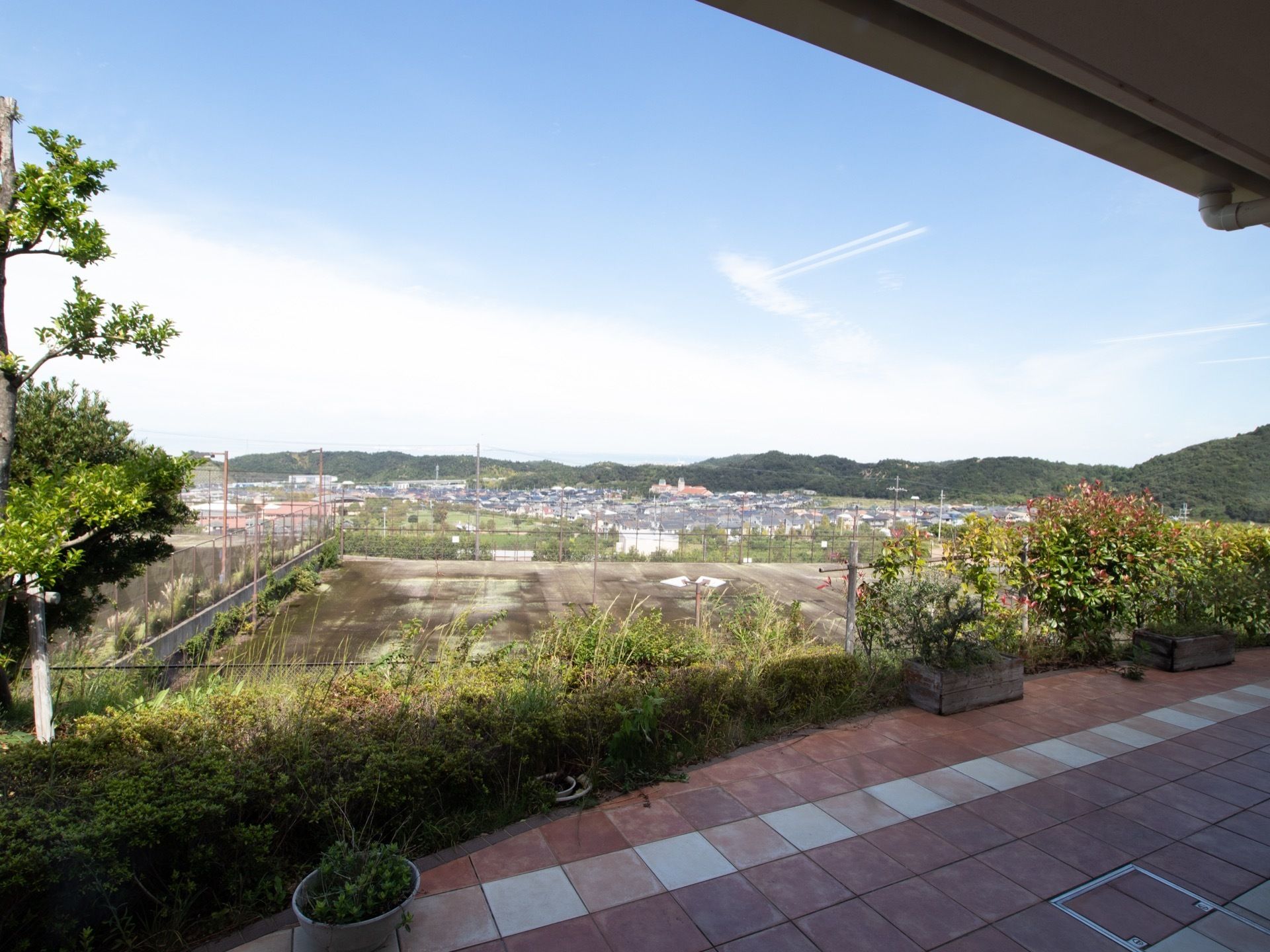 施設のテラスから外の景色を眺めることができる。周りに高い建物がないため、遠くまで見渡すことができる。
