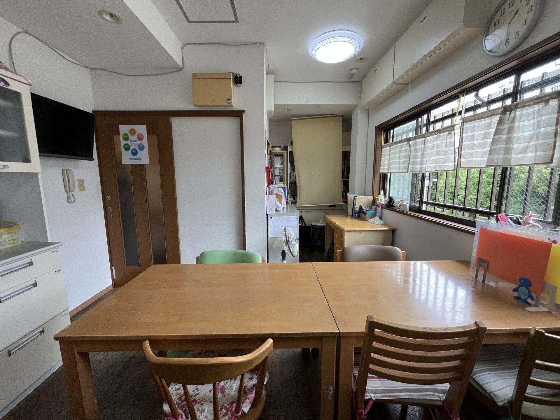 窓際の明るいテーブル