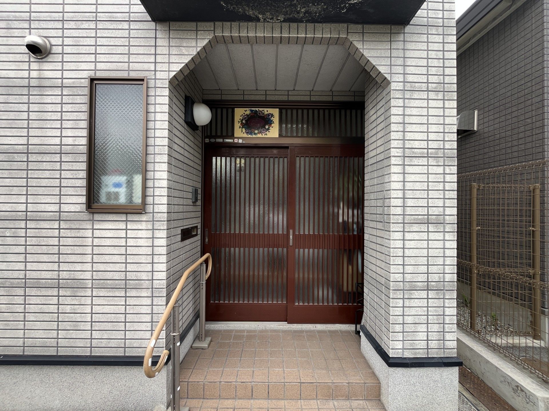 手すり付きの玄関