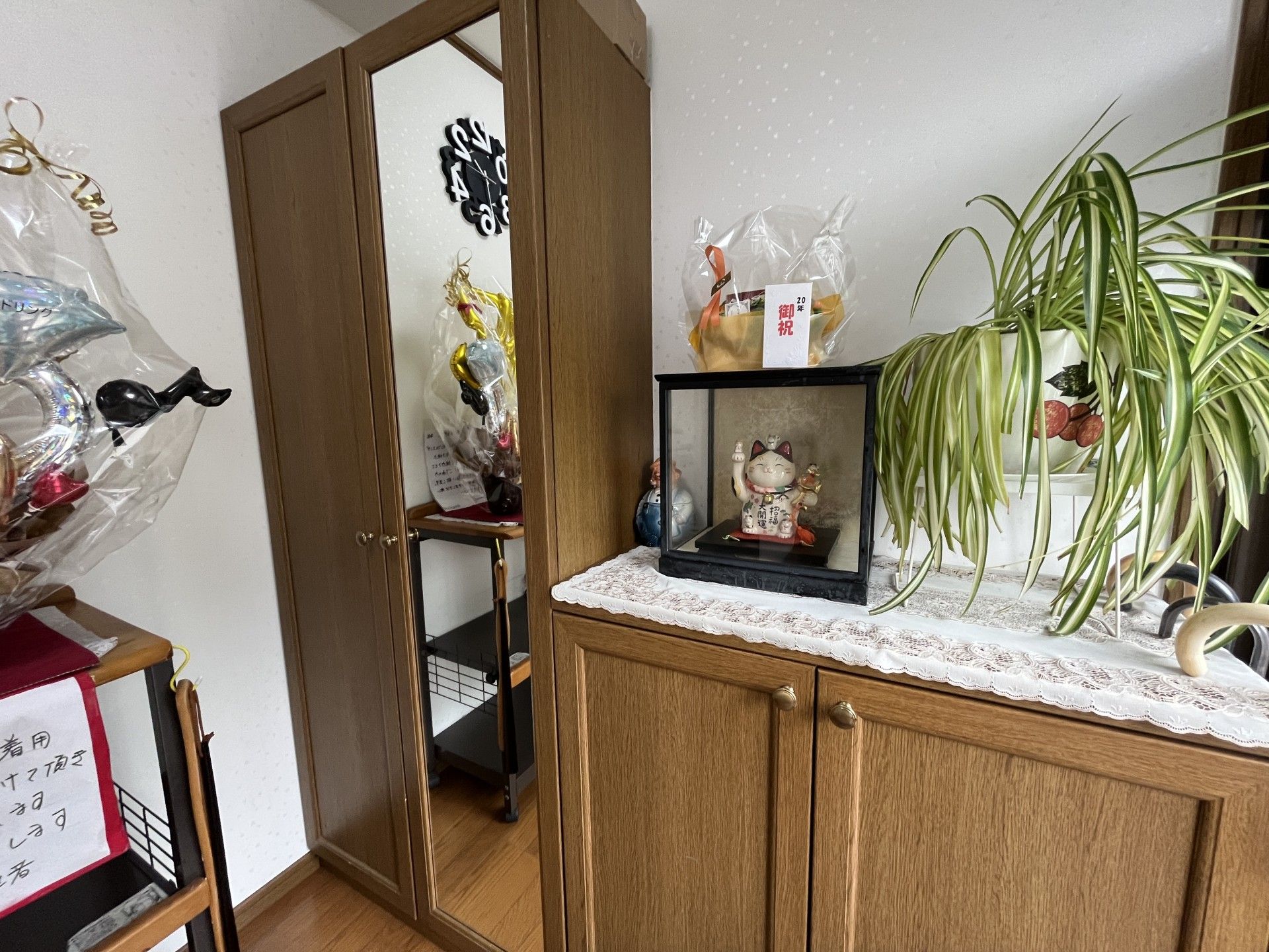 飾り棚と観葉植物