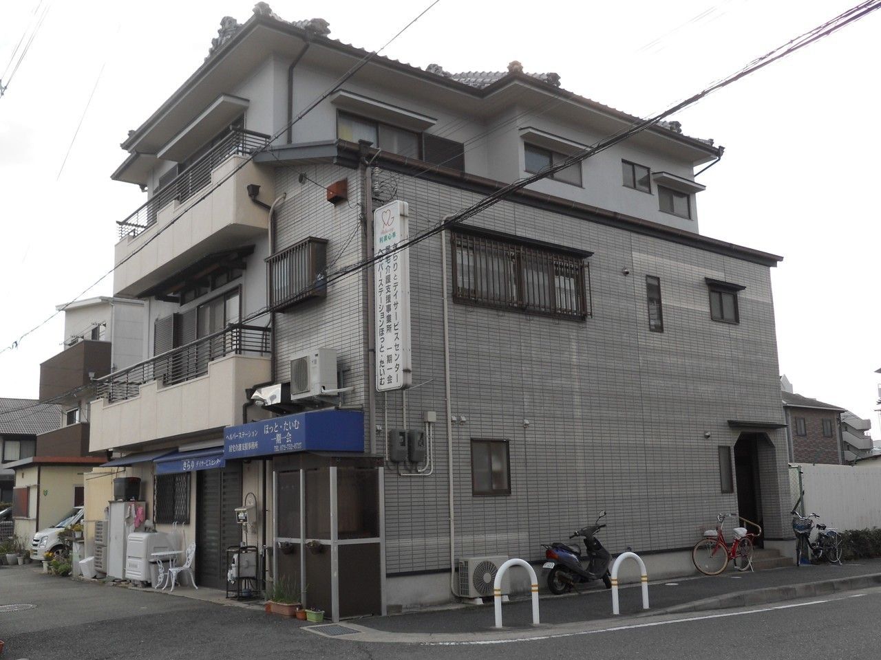鏡を見ながら笑顔で話している高齢者とそこに寄り添介護スタッフの様子。明るい室内の写真