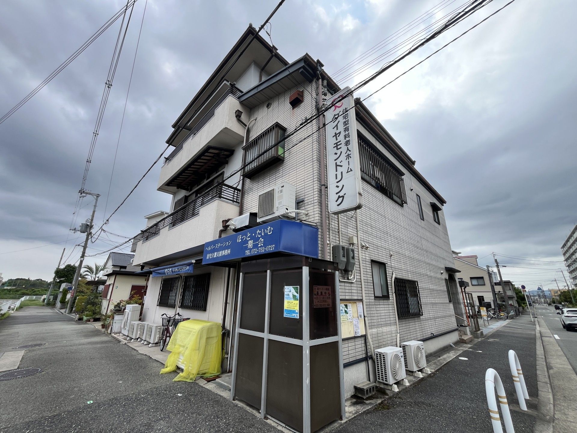 落ち着いた外観の建物