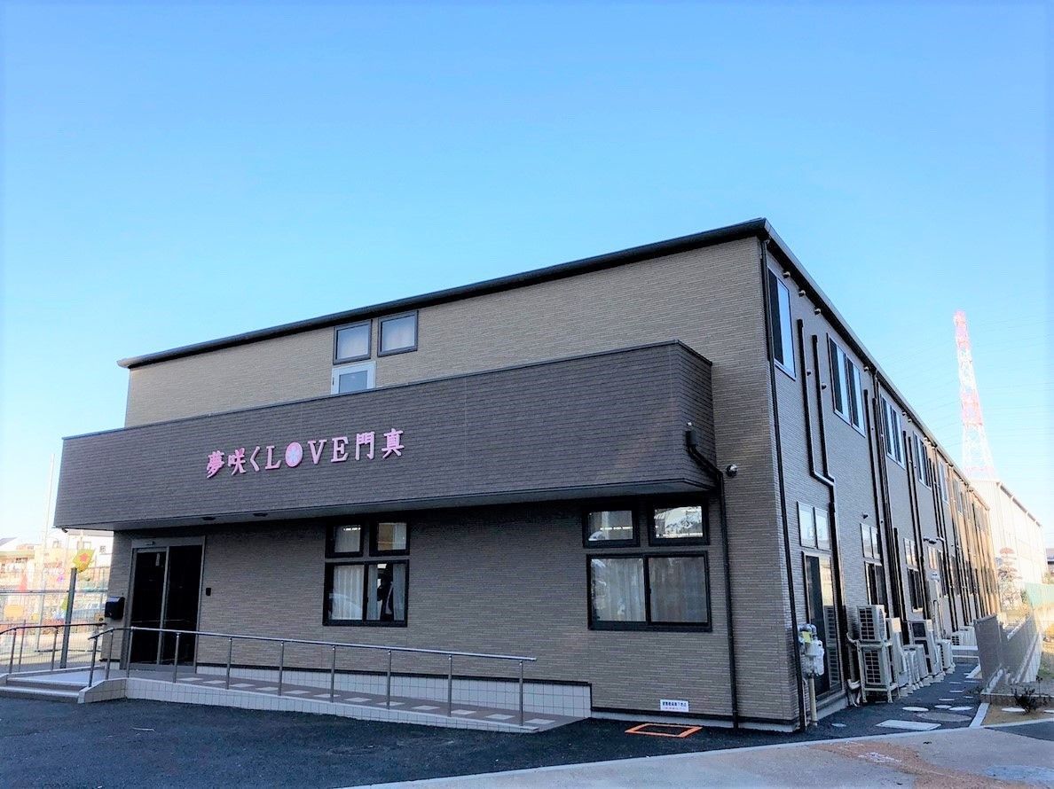 ２階建ての大きめの建物が写っている。いまふうの現代的なデザイン