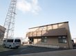 施設は茶色い外壁で、2階建てのこぢんまりとした建物となっている。玄関前には、階段と長いスロープが設けられている。