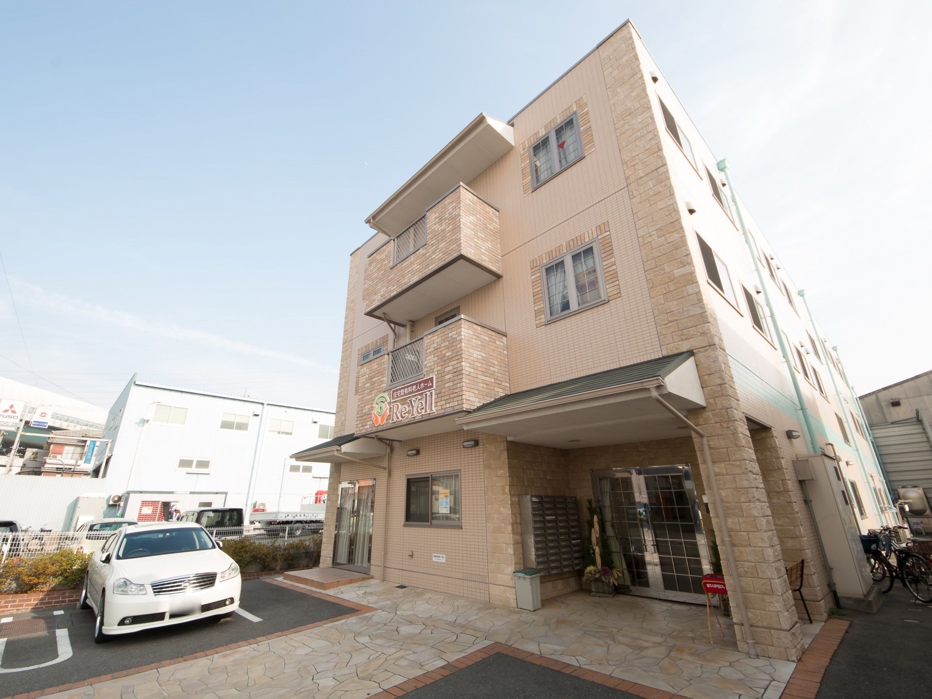 洋風のデザインの３階建ての建物である。アプローチはお洒落なタイル張りで、敷地内は舗装されて、駐車場が整備されている。