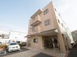 洋風のデザインの３階建ての建物である。アプローチはお洒落なタイル張りで、敷地内は舗装されて、駐車場が整備されている。