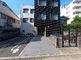 落ち着いた外観の建物