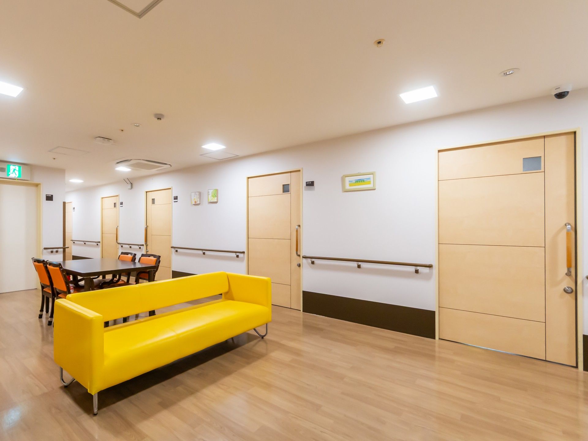 明るい廊下と休憩スペース