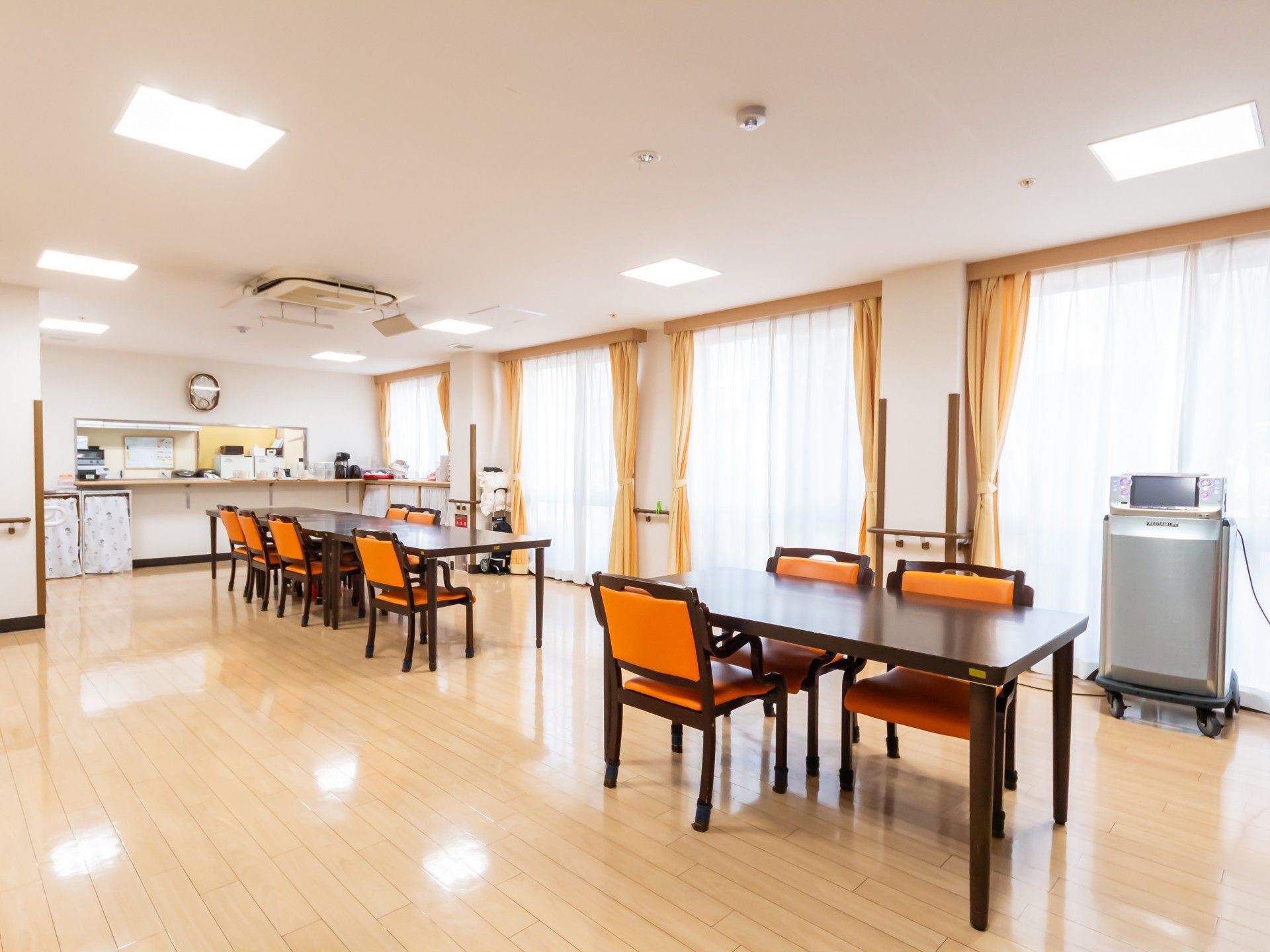 明るい食事スペース