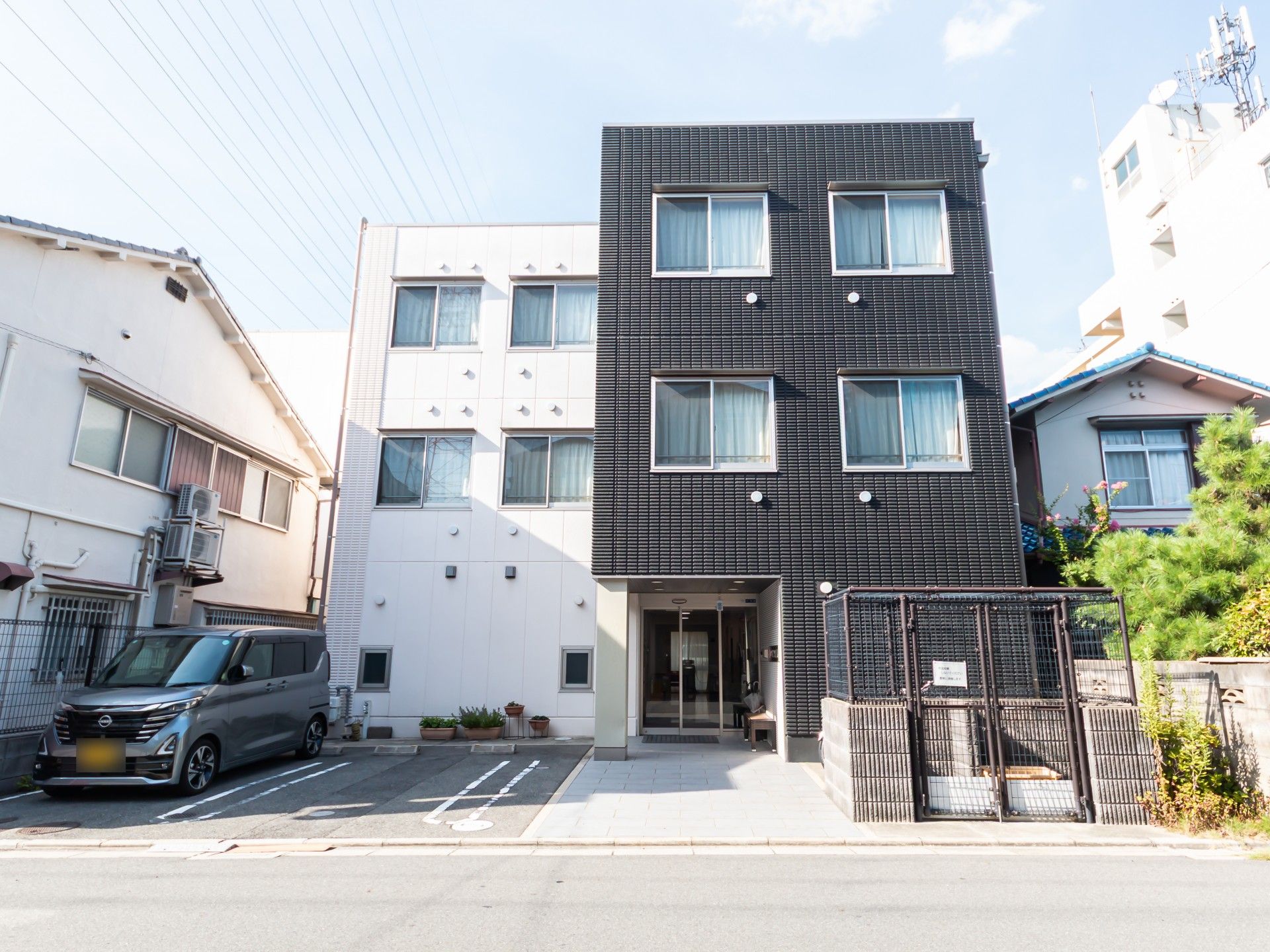 落ち着いた外観の建物