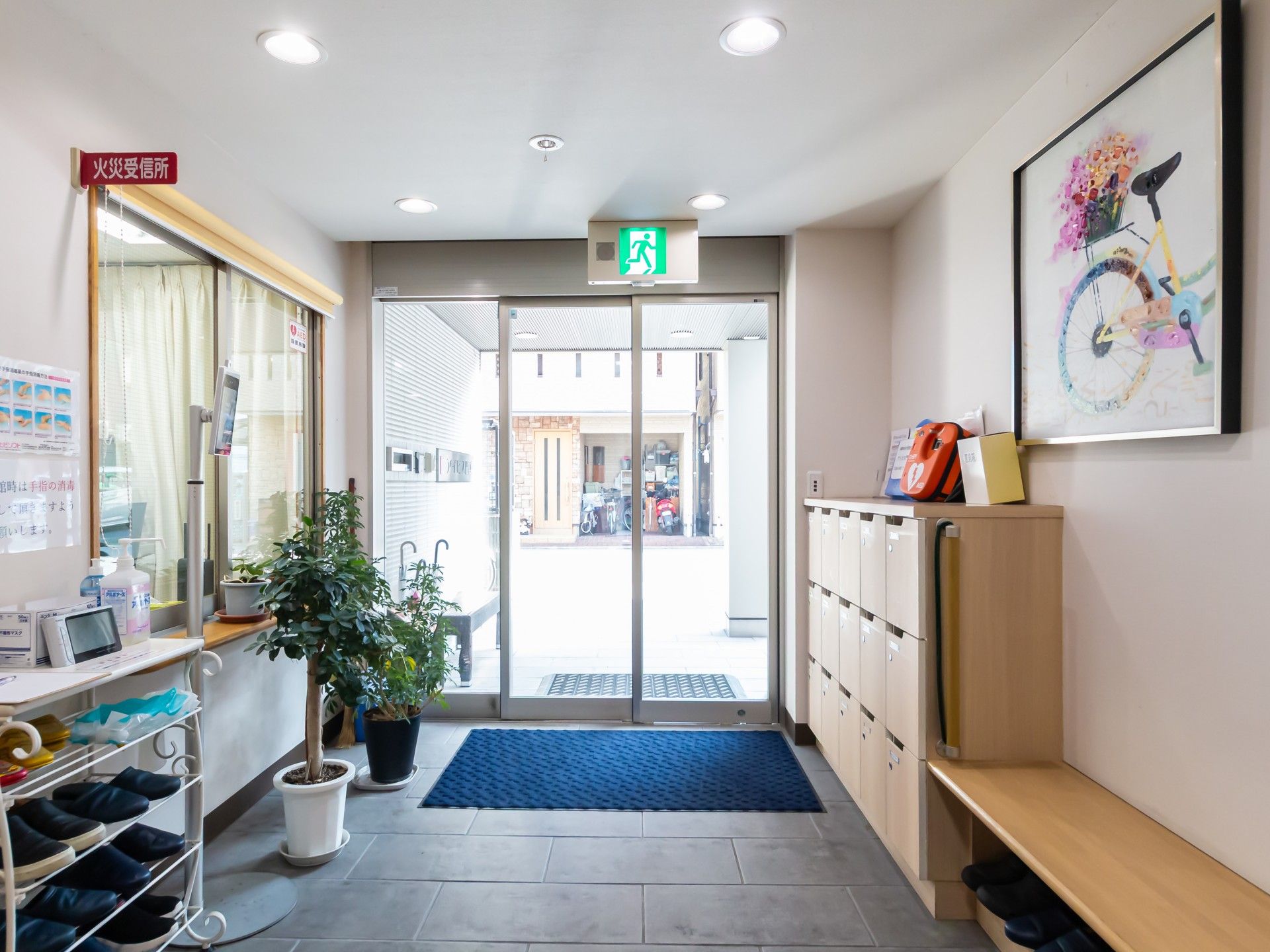 明るい玄関の様子