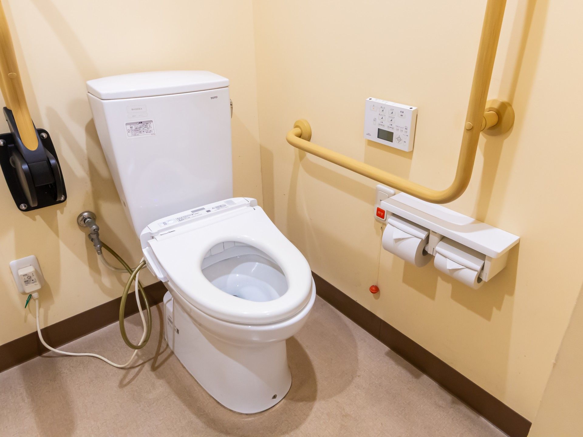 手すり付きのトイレ