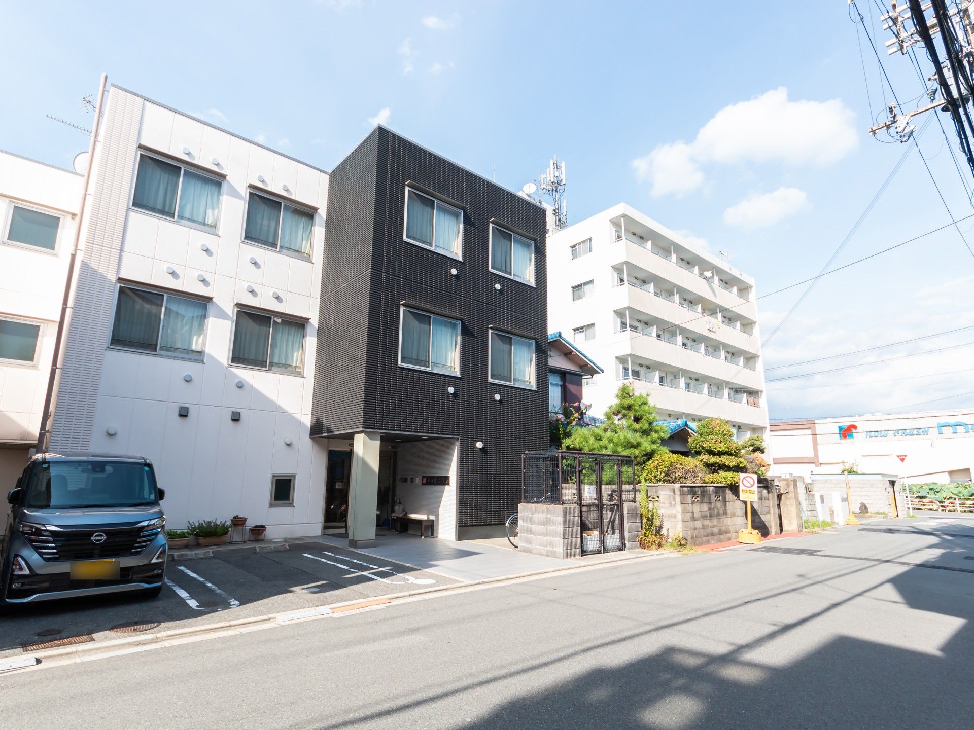 落ち着いた外観の建物