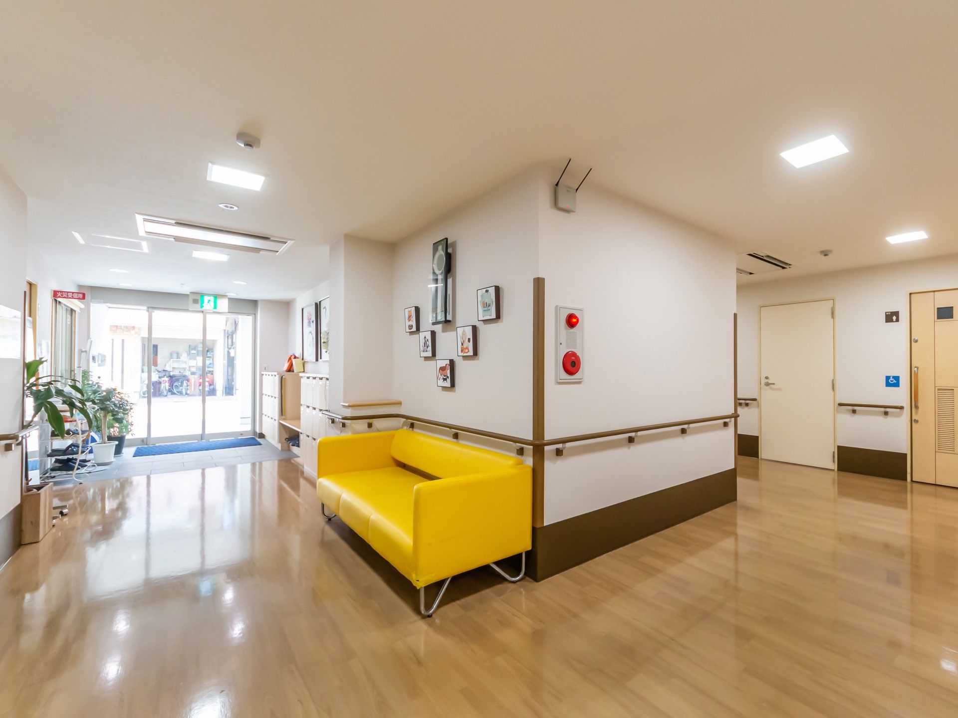 明るい廊下と黄色いソファ