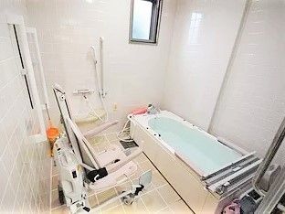リフトが設置された浴室には一人用の浴槽が設置され、シャワーもある。