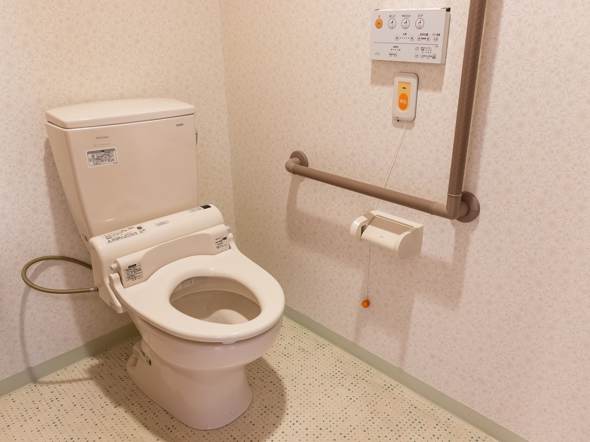 個室タイプでトイレは様式である。L字型の手すりが設けられ、何か起きたときにはボタンを押して職員を呼ぶことができる。