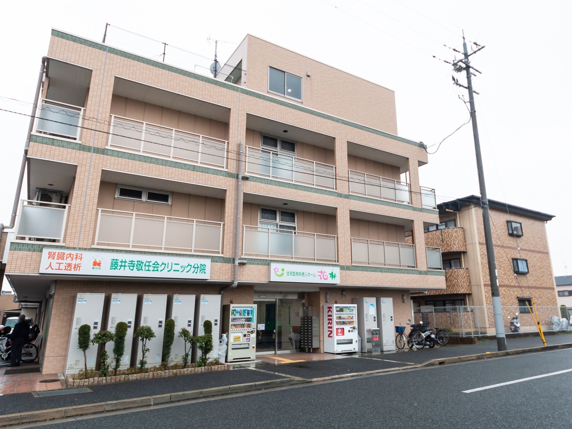施設は3階建てでレンガを基調とした造りとなっている。正面サイドには植物が植えられているほか、自動販売機も設置されている。