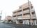 施設は広い通りに面している。駐輪場のほか、隣には駐車場が完備されており、車での来訪も容易となっている。