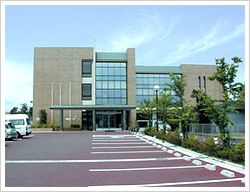 広々とした駐車場の建物