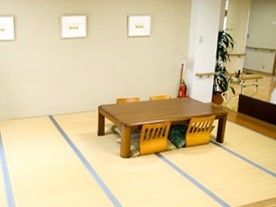 座椅子が４脚セットされた和風のテーブルが置かれた畳スペース。