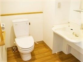 トイレはフローリングで手洗い場や手すりもつき、広々とした造り。