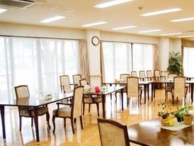 大きな窓が付いた明るい食堂にはたくさんのテーブルが並び、花や木も飾られている。