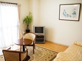 ベッドやテーブルセットが置かれた居室には、テレビや絵画もある。